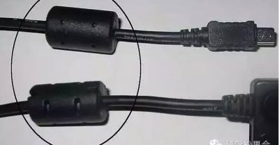 Chiếc ống đen nhỏ trên dây máy tính này dùng để làm gì?