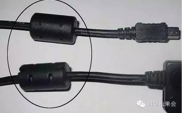 Chiếc ống đen nhỏ trên dây máy tính này dùng để làm gì?