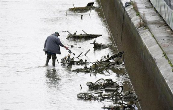 Những thứ đáng ngạc nhiên được tìm thấy khi nạo vét 4,8km kênh đào ở Paris