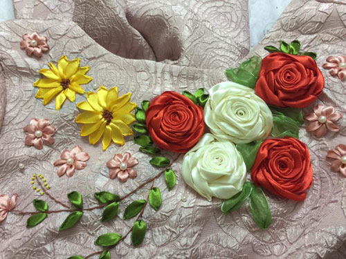 khong-phai-ao-dai-gam-ao-dai-theu-ruy-bang-moi-hot-nhat-tet-nam-nay-11-1482983810-width500height375