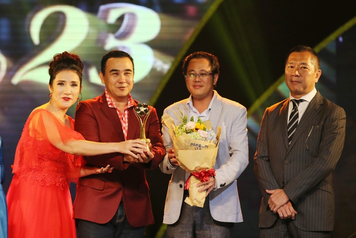 Sau màn cầu hôn Nhã Phương,Trường Giang 'ẵm' nhiều giải lớn