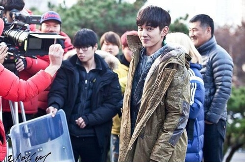 Muôn kiểu chống rét hài hước của sao Hàn khi đóng phim mùa đông