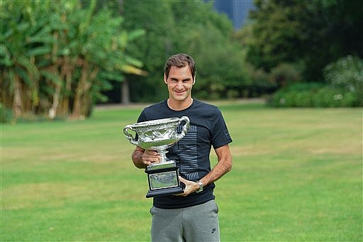 Federer khoe cúp vô địch ở dinh thự thủ hiến bang Victoria