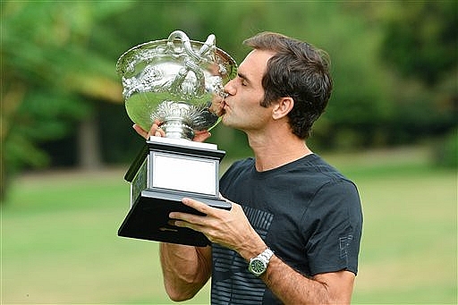 Federer khoe cúp vô địch ở dinh thự thủ hiến bang Victoria