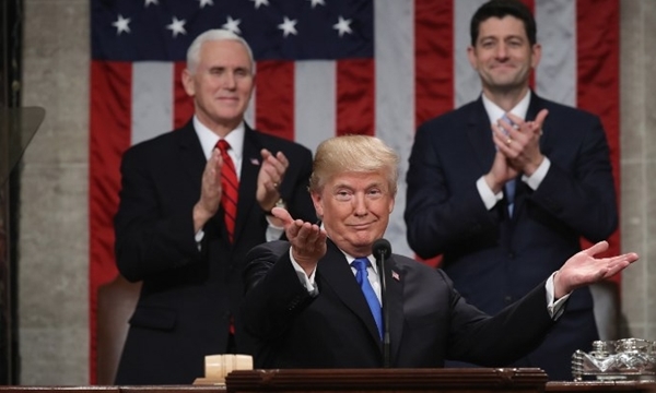 Tổng thống Donald Trump đọc thông điệp tại Đồi Capitol. Phía sau là Phó tổng thống Mỹ Mike Pence và Chủ tịch Hạ viện Paul Rean