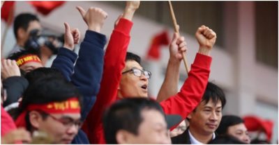 Phó Thủ tướng Vũ Đức Đam hô vang tên cầu thủ U23 Việt Nam sau trận đấu