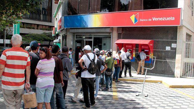 Xếp hàng 4 giờ, chạy qua 4 ngân hàng không rút nổi 1 USD ở Venezuela