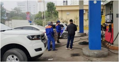 Đôi nam nữ mất hơn 1,1 tỷ đồng khi dừng xe ngủ trên ô tô tại cây xăng