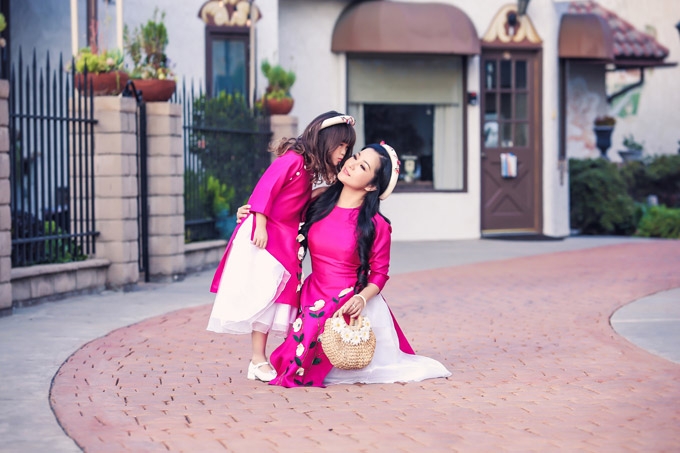 Danh hài Thúy Nga cùng con gái diện áo dài đôi đón xuân