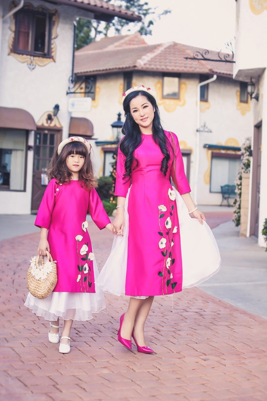 Danh hài Thúy Nga cùng con gái diện áo dài đôi đón xuân