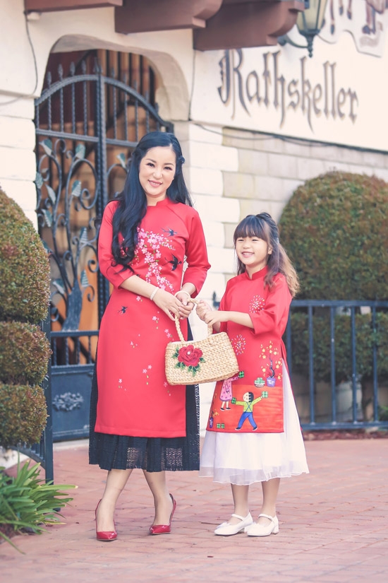 Danh hài Thúy Nga cùng con gái diện áo dài đôi đón xuân