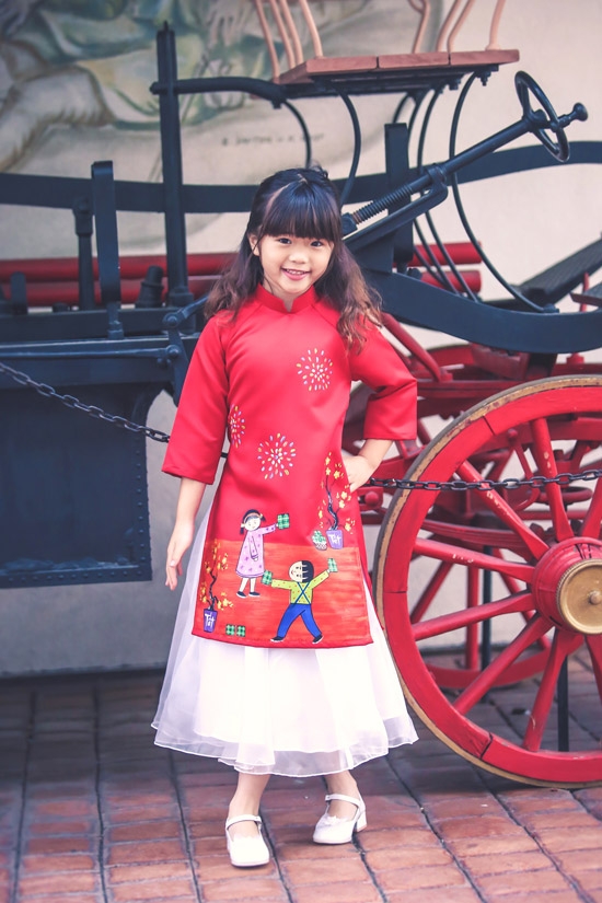 Danh hài Thúy Nga cùng con gái diện áo dài đôi đón xuân