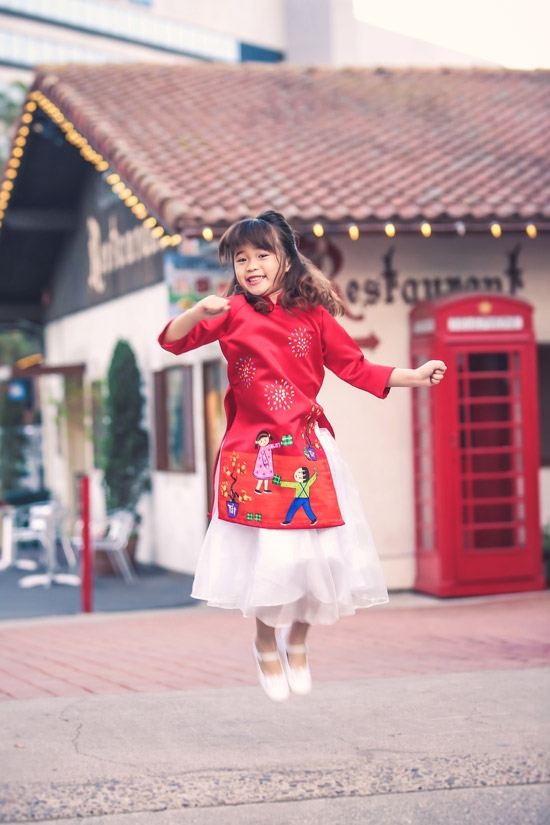 Danh hài Thúy Nga cùng con gái diện áo dài đôi đón xuân