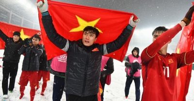 Các cầu thủ lau nước mắt tiếc nuối cám ơn người hâm mộ