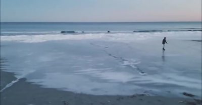 Kinh ngạc cảnh tượng toàn bộ đại dương đóng băng vì rét kỷ lục tại Mỹ