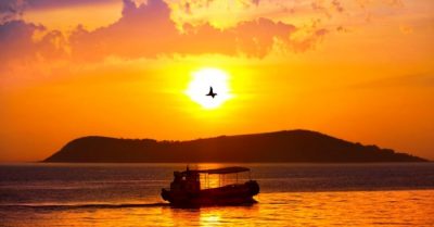 Mênh mông một cánh chim trời, thuyền trôi lững thững ngẫm đời an vui