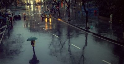 Lang thang mây khuất trời xa, chiều nghiêng xuống phố nhạt nhòa bóng ai