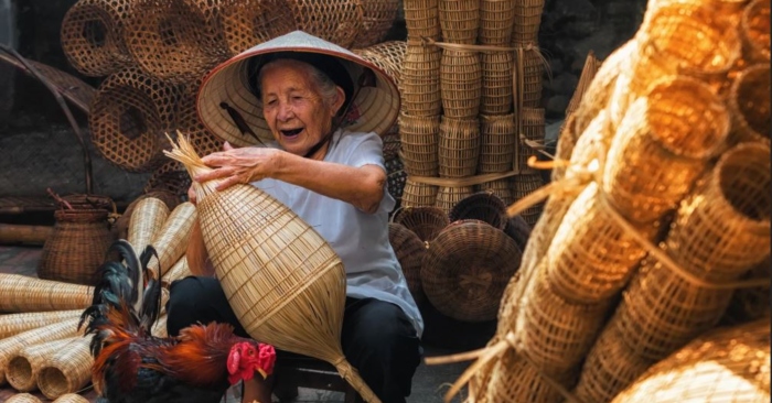 Ngoại cười ấm mái nhà gianh, chè tươi ngọt nước chum sành ngày xưa