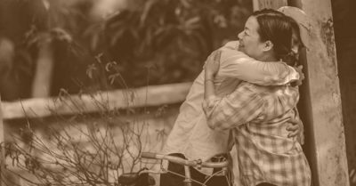 Xin kể chuyện mẹ tôi: Ai quên mẹ mình mà biết nhớ quê hương?