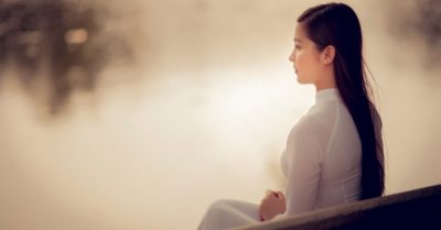 Tôi ngồi gạn đục khơi trong, thấy yêu con gió đi vòng chiều nay