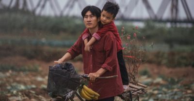 Cõng con qua đê cha chờ cơn sóng lặng, chuyện ngày xưa như gió thoảng sau hè