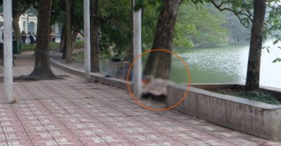 Người đàn ông đuối nước khi bơi ra tháp Rùa mặc nhiều người can ngăn