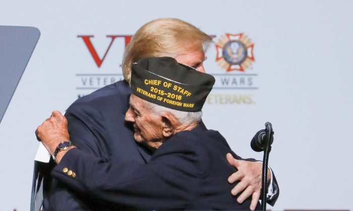 Tổng thống Donald Trump và cựu chiến binh WWII Allen Q. Jones 94 tuổi tại hội nghị Cựu chiến binh nước ngoài thường niên lần thứ 119 tại Kansas City, Mo., vào ngày 24 tháng 7 năm 2018. (Ảnh: Charlotte Cuthbertson / Đại Kỷ Nguyên tiếng Anh)