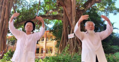 An phận chờ ngày ‘lá rụng về cội’, vợ chồng cụ ông hơn 90 tuổi lại tìm được phương pháp để sống khoẻ, vui