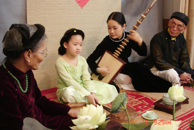 Một canh hát, ba thế hệ. (Ảnh chụp tại một canh hát của CLB ca trù Thăng Long, Hà Nội)(Ảnh do đào nương Phạm Thị Huệ cung cấp)