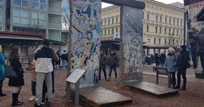 Du ký mùa đông: Bức tường Berlin, Cổng Brandenburg, Trạm kiểm soát Charlie