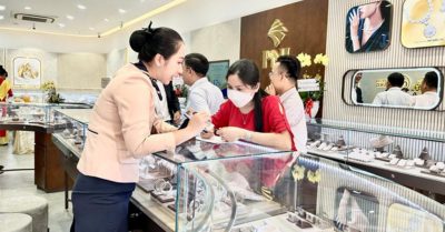 Thị trường vàng trong nước trầm lắng nhưng giá vàng trang sức tăng mạnh