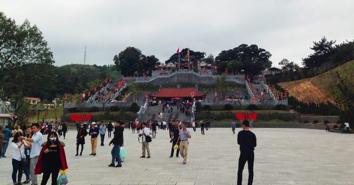 Di tích đền Cửa Ông - Cặp Tiên (ảnh Wikipedia).