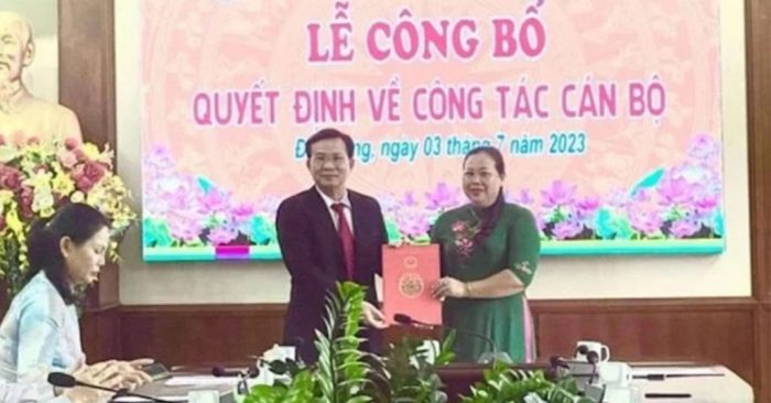 Ông Hồ Văn Mười - Chủ tịch UBND tỉnh Đắk Nông trao quyết định tiếp nhận, bổ nhiệm bà Võ Thị Ái Liễu làm Giám đốc Sở Y tế.