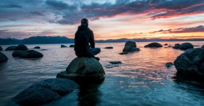 Tự phụ vì thần thông, tham danh vọng phú quý, liều lĩnh chống lại thiên ý, tự chuốc họa