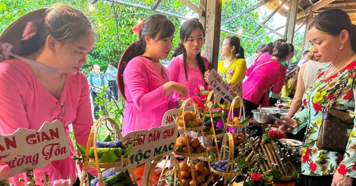 Các gian hàng trưng bày các loại bánh dân gian của huyện Long Hồ.
