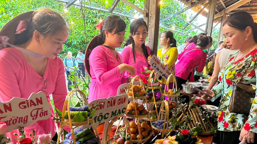 Các gian hàng trưng bày các loại bánh dân gian của huyện Long Hồ.