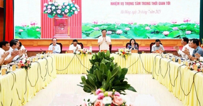 Ông Dũng đề nghị trước mắt quận Hà Đông phải xử lý dứt điểm các dự án chậm tiến độ (ảnh Viết Thành / Tuổi Trẻ).