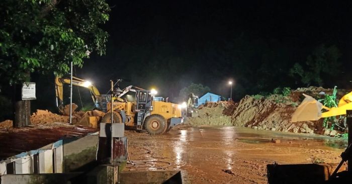 Hiện trường điểm sạt lở trên đèo Bảo Lộc lúc 20h30 tối 30-7 (Ảnh: Văn phòng Quản lý đường bộ IV.1).