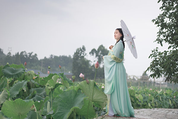 Một nhạc khúc mỹ diệu triển hiện khí chất ưu nhã của phụ nữ truyền thống