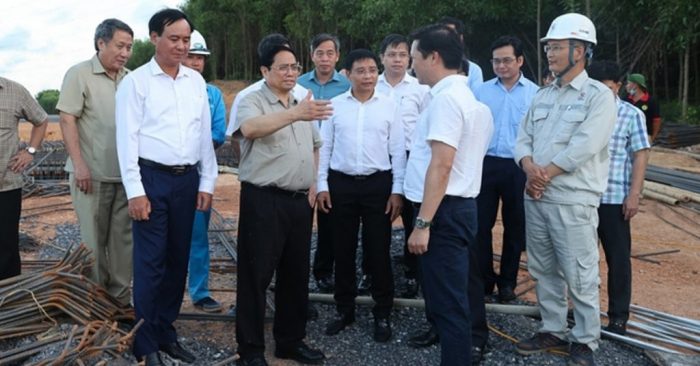 Thủ tướng kiểm tra thực địa dự án cao tốc Vạn Ninh - Cam Lộ. (Ảnh: Nhật Bắc - Vnexpress).