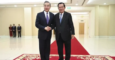 Vương Nghị thăm Campuchia, gặp Hun Sen và con trai