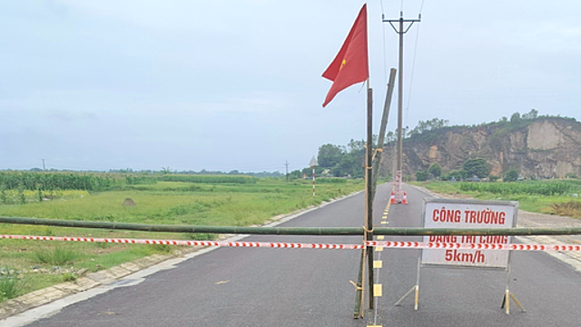 Cơ quan chức năng làm rào chắn, cắm biển tại vị trí mới xảy ra tai nạn chết người ở xã Hoằng Kim. Ảnh: Lam Sơn