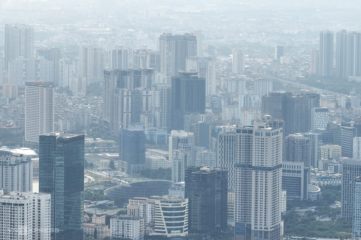 Các tòa cao ốc lèn chặt khu vực đường Nguyễn Chí Thanh (quận Đống Đa) nhìn về hướng tây nam Thủ đô, tháng 7/2023. Ảnh: Ngọc Thành