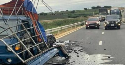 Hai người gặp nạn khi thay lốp xe trên cao tốc