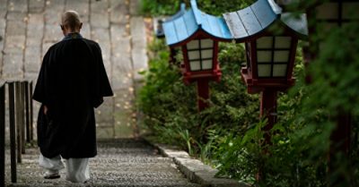 Nghe chuyện Lạt-ma kể, nghệ sĩ Nga bất ngờ thanh tỉnh