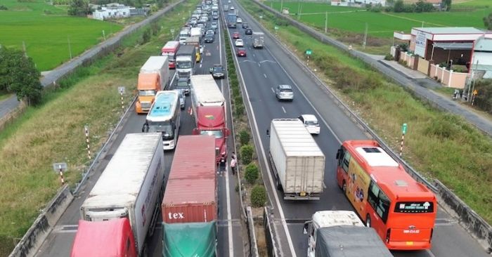 2 vụ tai nạn liên tiếp khiến cao tốc TPHCM - Trung Lương (20-1)