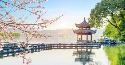 Ranh giới một năm là mùa xuân, ranh giới một đời là gì?