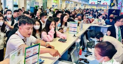 Hàng ngàn hành khách vật vã tại phi trường Tân Sơn Nhất vì chuyến bay bị hoãn