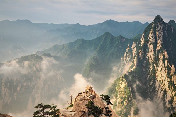 Ngô hiếu tử lao mình xuống vách đá thế mạng cha già ốm, thần tích xuất hiện