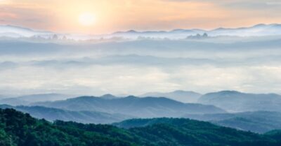 Quan lại hạ bút định án, thường có quỷ thần bên cạnh